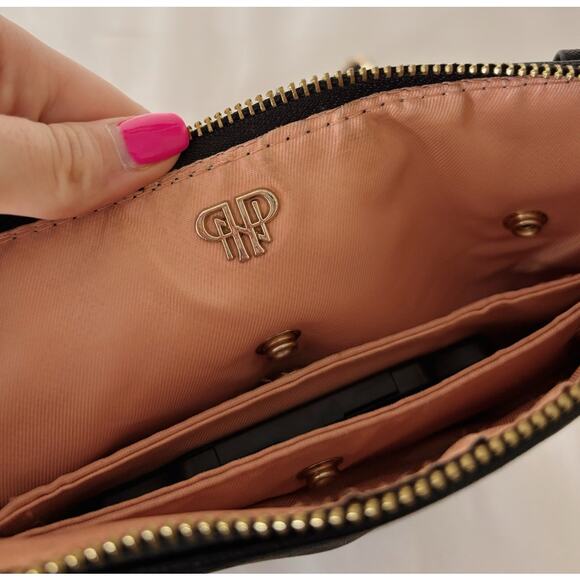 Black Litt Crossbody by Purse N Faux Leather Crossbody Bag - Picture 4 of 5